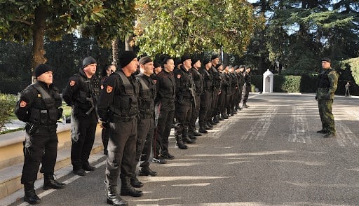 Vendimi i qeverise: Garda lejohet te perdore lende kimike per kontrollin e turmave